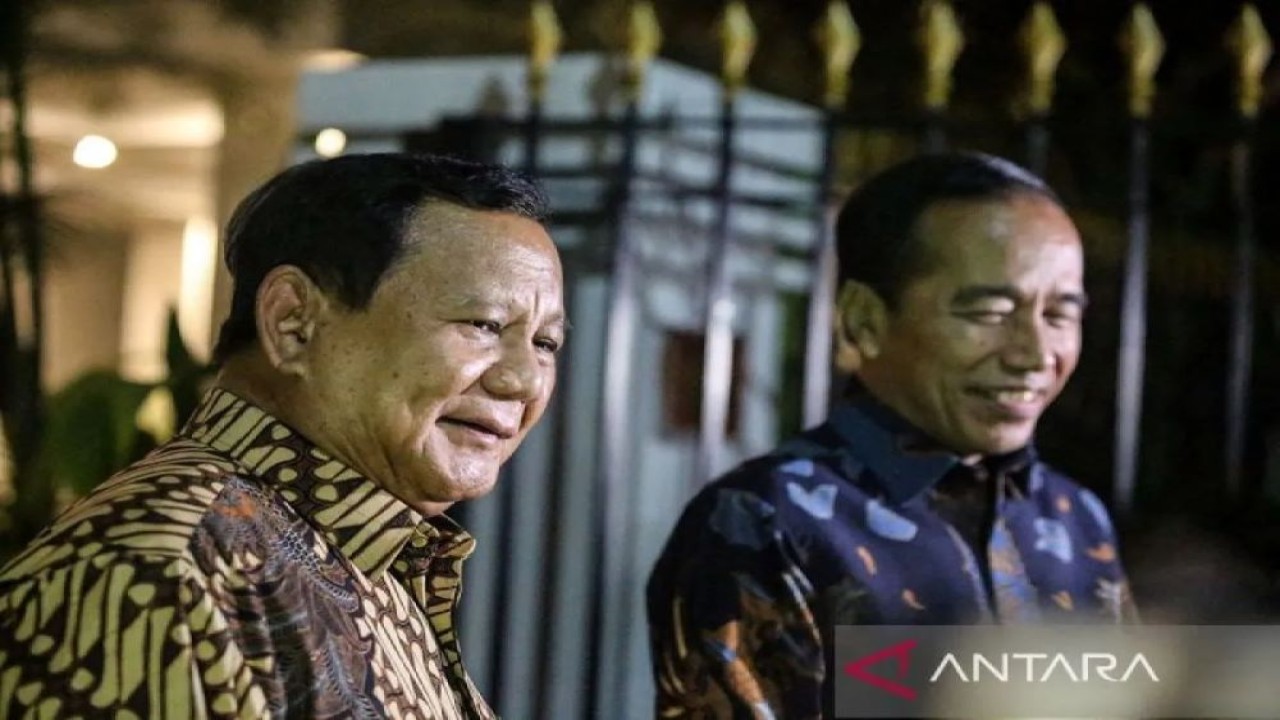 Presiden Prabowo Subianto (kiri) bersama Presiden ke-7 RI Joko Widodo (kanan) menjawab pertanyaan wartawan usai pertemuan di Kertanegara, Jakarta, Jumat (6/12/2024). ANTARA FOTO/Asprilla Dwi Adha/rwa/am.
