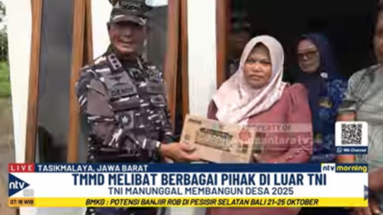 Pangkoarmada RI Laksamana Madya TNI Denih Hendrata menyerahkan santunan bagi warga pada kegiatan Bakti TNI AL Manunggal Membangun Desa TMMD tahun 2025 di Kota Tasikmalaya, Jawa Barat