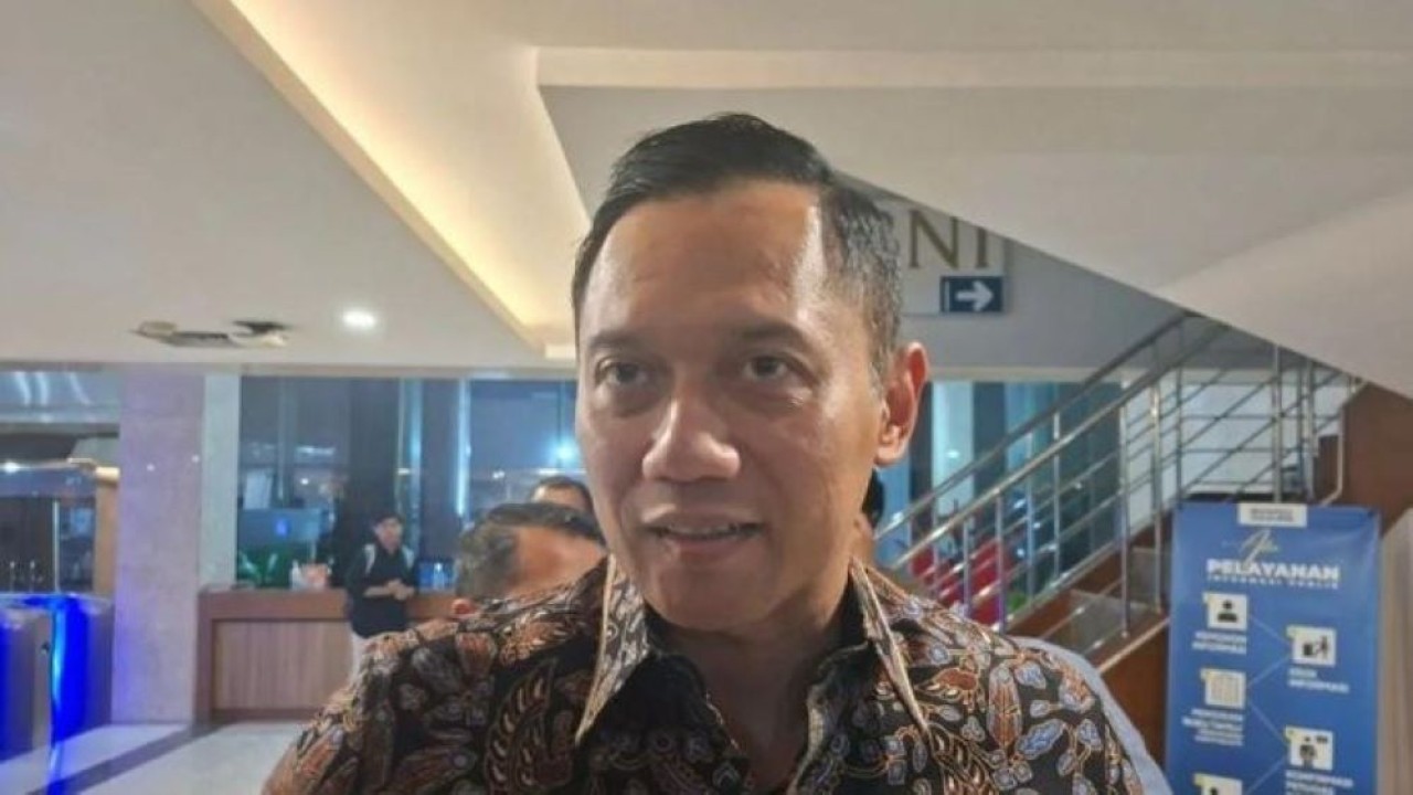 Menteri Koordinator Bidang Infrastruktur dan Pembangunan Kewilayahan Agus Harimurti Yudhoyono (AHY) menjawab pertanyaan dari awak media di Jakarta. (Antara)