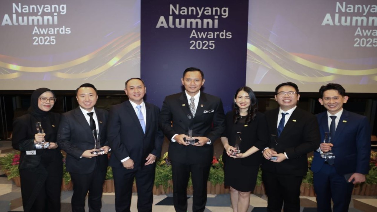 Menteri Koordinator Bidang Infrastruktur dan Pembangunan Kewilayahan, Agus Harimurti Yudhoyono (AHY), dianugerahi Nanyang Distinguished Alumni Award 2025, penghargaan tertinggi bagi alumni Nanyang Technological University (NTU) Singapura, pada Jumat (21/11/2025)/ist