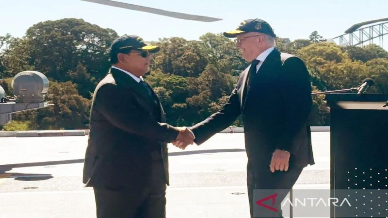 Presiden Indonesia Prabowo Subianto (kiri) dan Perdana Menteri Australia Australia Anthony Albanese melakukan pernyataan bersama terkait dengan kerja sama pertahanan dan keamanan di Sydney, Australia, Rabu (12/11/2025). ANTARA/Mentari Dwi Gayati/aa.