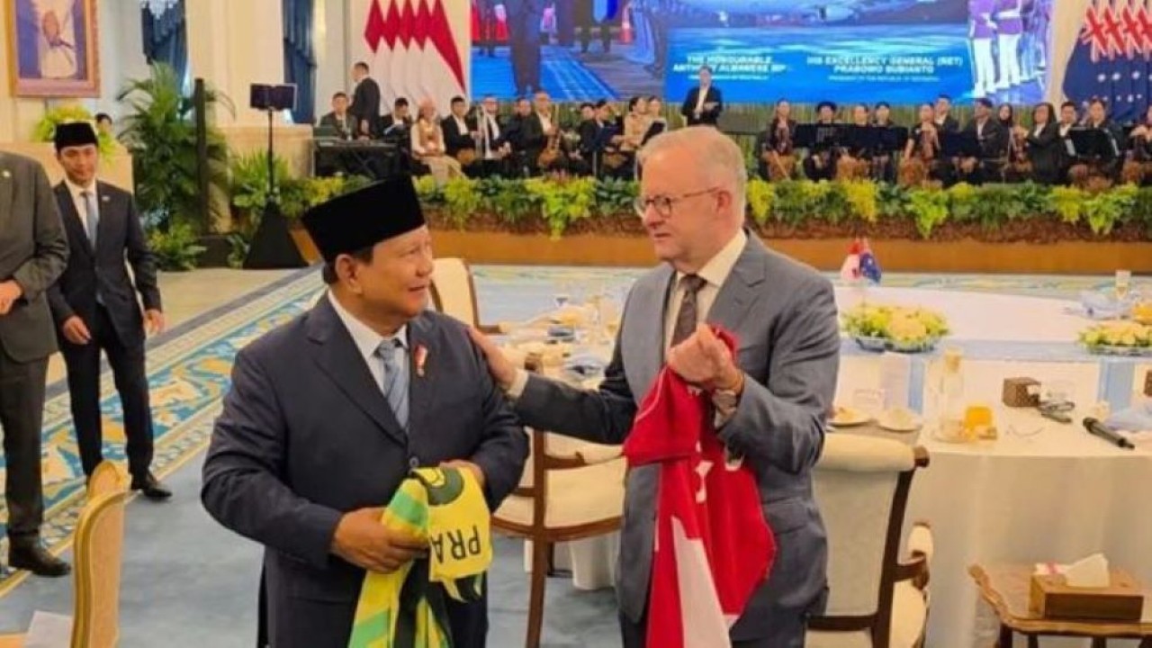 Prabowo dan PM Albanese saling tukar jersey Timnas Indonesia-Australia (Antara)