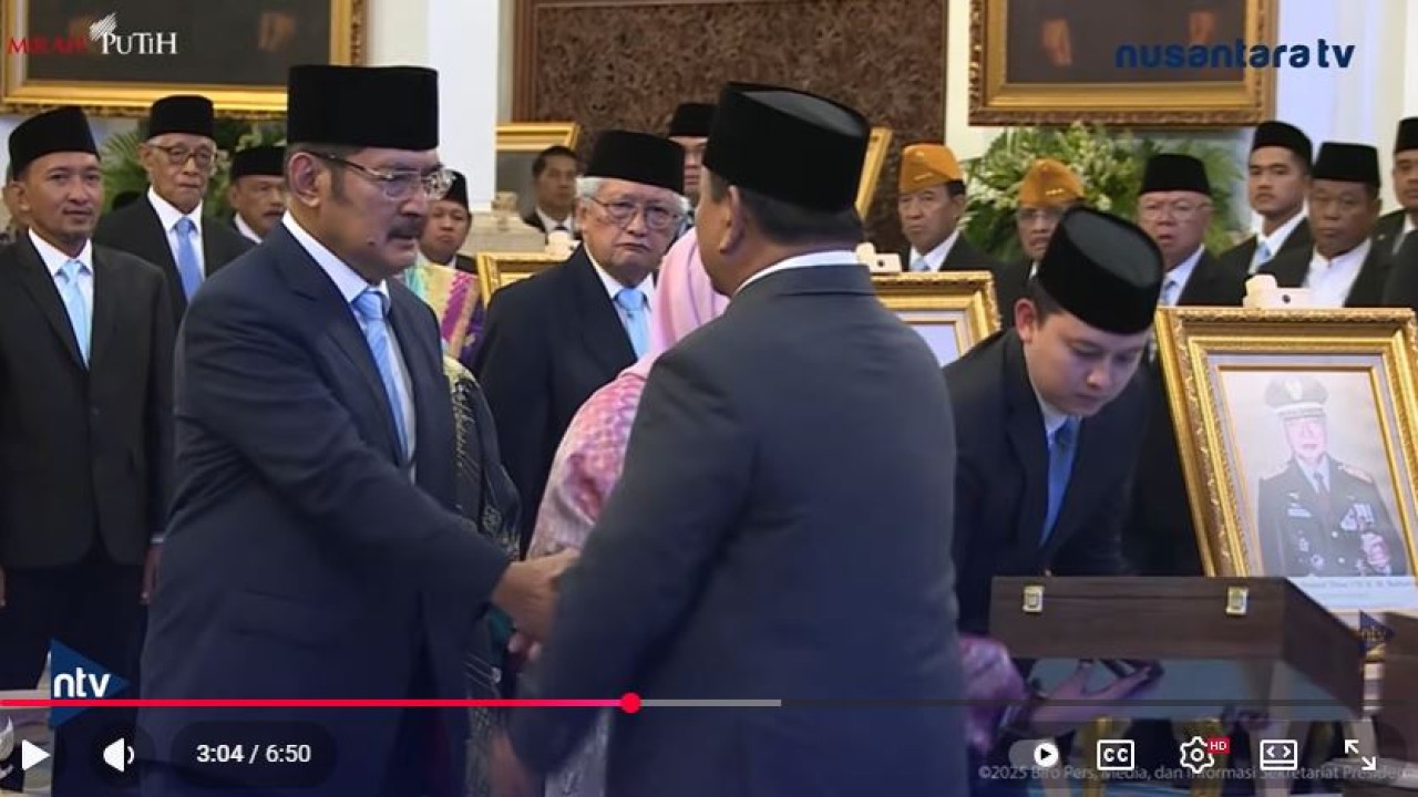 Putra ketiga Soeharto, Bambang Trihatmodjo, mewakili keluarga menyampaikan rasa syukur dan terima kasih atas penghargaan tersebut. (Nusantara TV)