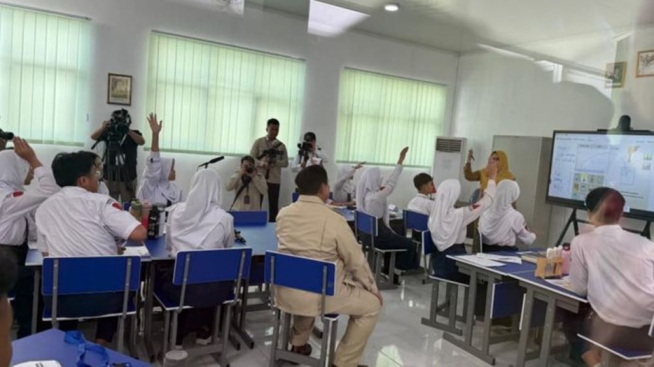 Presiden Prabowo Subianto di SMPN 4 Kota Bekasi (NTVnews.id)