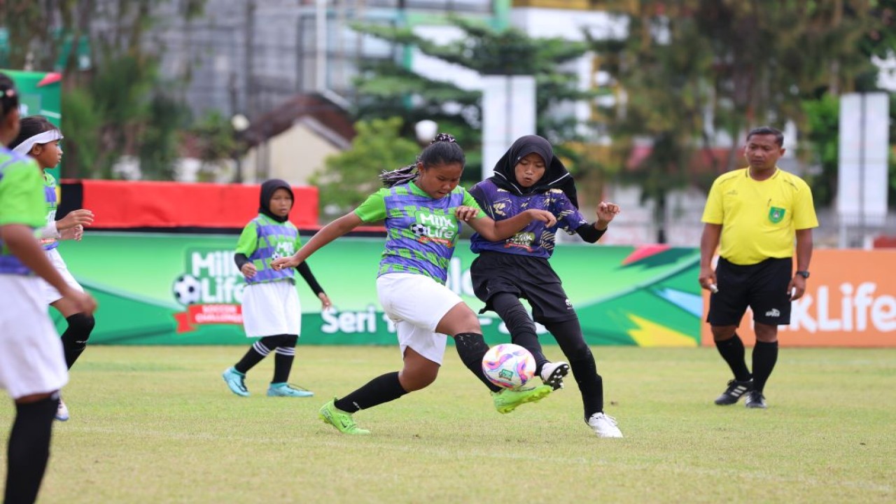 Pemain SD Al Azhar Syifa Budi dan SDN Cemara Dua ngotot memperebutkan bola pada laga final KU 10 MilkLife Soccer Challenge Solo Seri 1 2025-2026 di Lapangan Kota Barat/ist