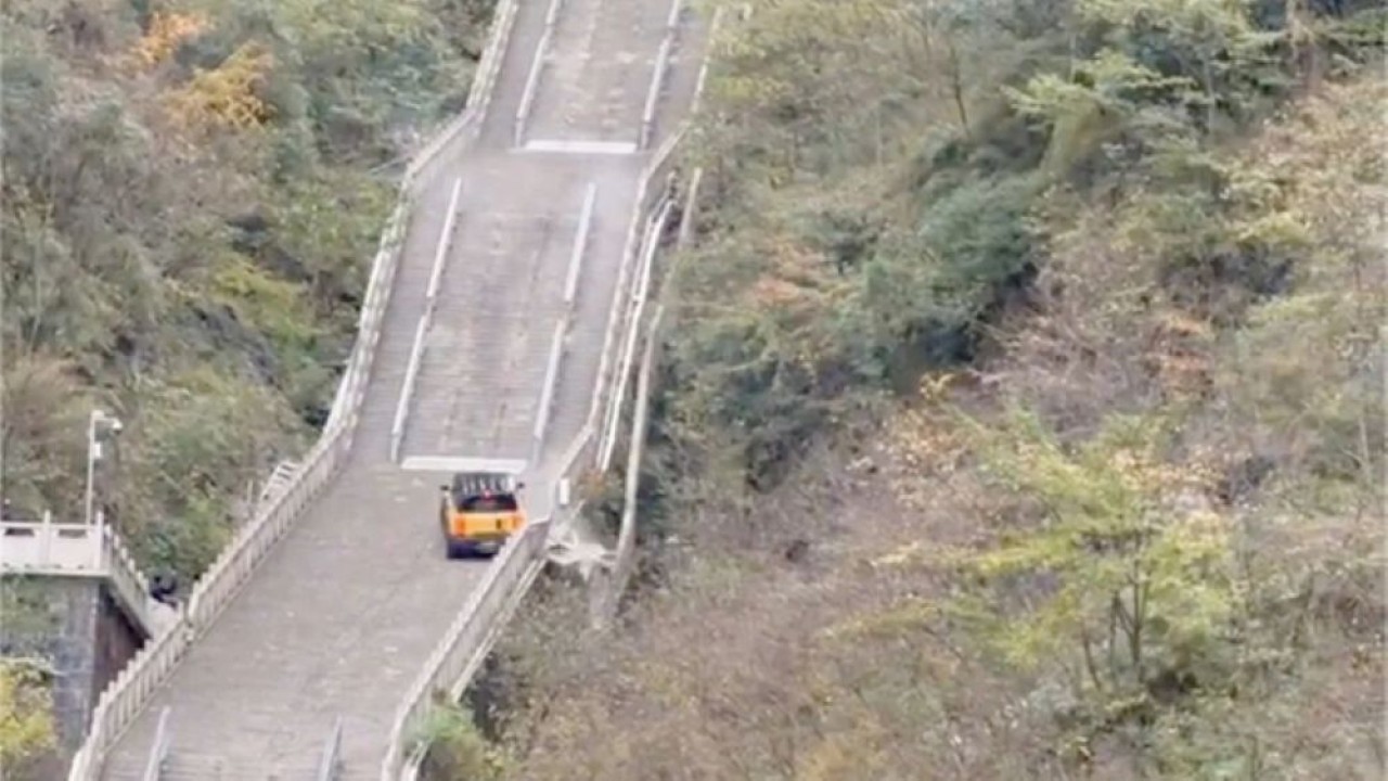 Chery Fengyun X3L kehilangan kendali saat menuruni anak tangga curam, hingga menabrak pagar pengaman. (Foto: Tangkapan layar YouTube CarNewsChina)