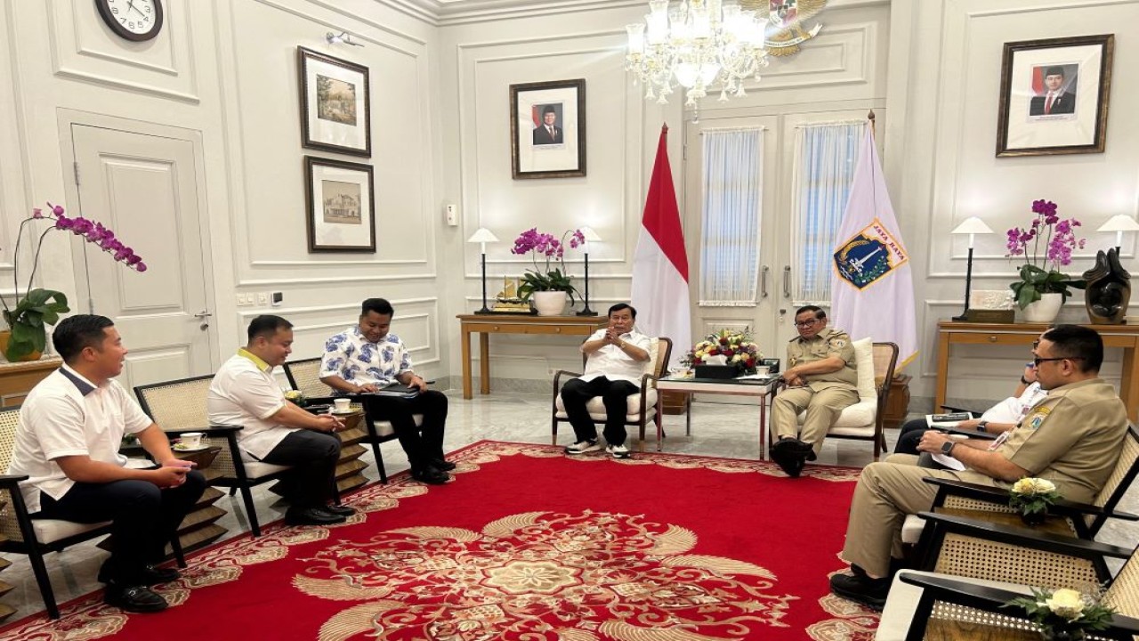 Presiden Komisaris NT Corp Nurdin Tampubolon didampingi Direksi NT Corp Dimpos Tampubolon, Randy Monthonaro Tampubolon dan Tommy William Tampubolon bertemu dengan Gubernur Jakarta Pramono Anung di Balai Kota