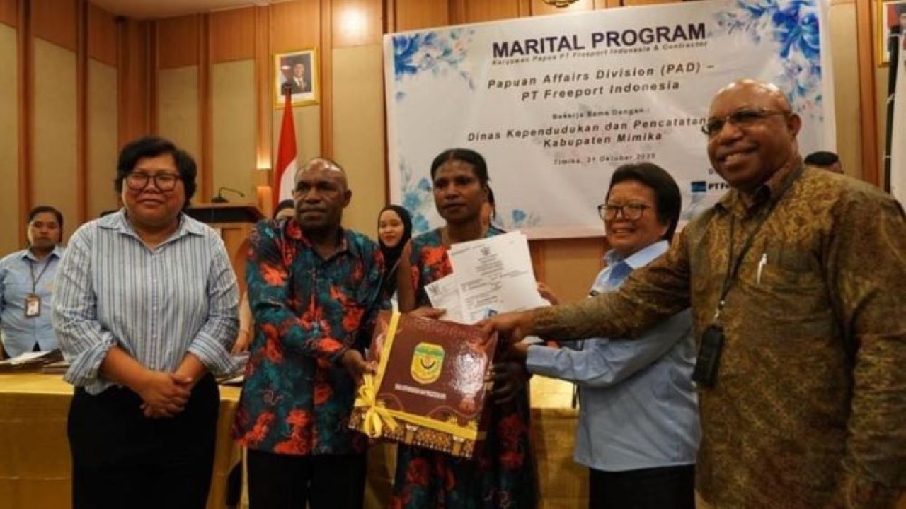 Vice President Government Relations PTFI Lenny Josephina (paling kiri) dan VP Papuan Affairs Division (PAD) Soleman Faluk (paling kanan) bersama salah satu pasangan Marital Program usai menerima dokumen Catatan Sipil. (Freeport Indonesia)