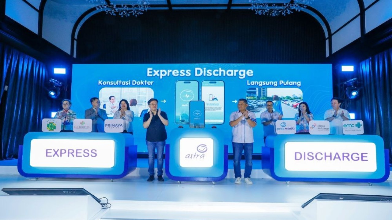 Kiri - kanan: Direktur Operasional Hermina Hospitals Group, dr Suryanti Gunadi, MARS.; Chief Information Officer Eka Hospital, Denny Charlie; CEO Primaya Hospital Group, Leona A Karnali; Wakil Presiden Direktur Astra dan Director in Charge Astra Financial, Rudy; President Director Asuransi Astra, Maximiliaan Agatisianus; Operation Director Asuransi Astra, Hendry Yoga; COO Mitra Keluarga, dr. Christina Dian Anggraeni; President Director EMC Healthcare, Jusup Halimi saat peresmian layanan terkini dari Garda Medika, yakni Express Discharge pada Garda Mobile Medcare di Hotel Morrissey, Jakarta pada (12/11/2025). (Foto: Istimewa)