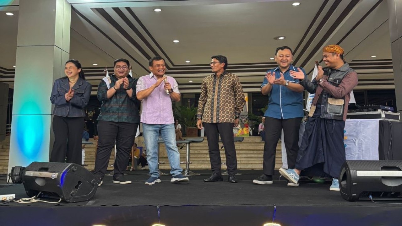 Puncak Perayaan Hari Ekonomi Kreatif Nasional dihadiri Menteri Ekonomi Kreatif, Teuku Riefky Harsya, Staf Khusus Presiden Bidang Ekonomi Kreatif, Yovie Widianto, Walikota Solo, Respati Ardi, dan Gubernur Jawa Tengah, Ahmad Luthfi. (Foto: Istimewa)
