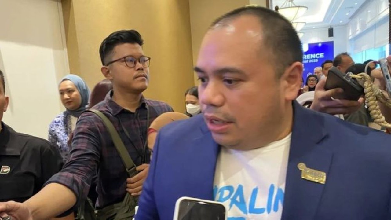 Chief Investment Officer (CIO) BPI Danantara Indonesia Pandu Sjahrir menjawab pertanyaan media usai pembukaan dan konferensi pers Bulan Fintech Nasional (BFN) 2025 di Wisma Danantara, Jakarta, Selasa, 11 November 2025. ANTARA/Rizka Khaerunnisa (Antara)