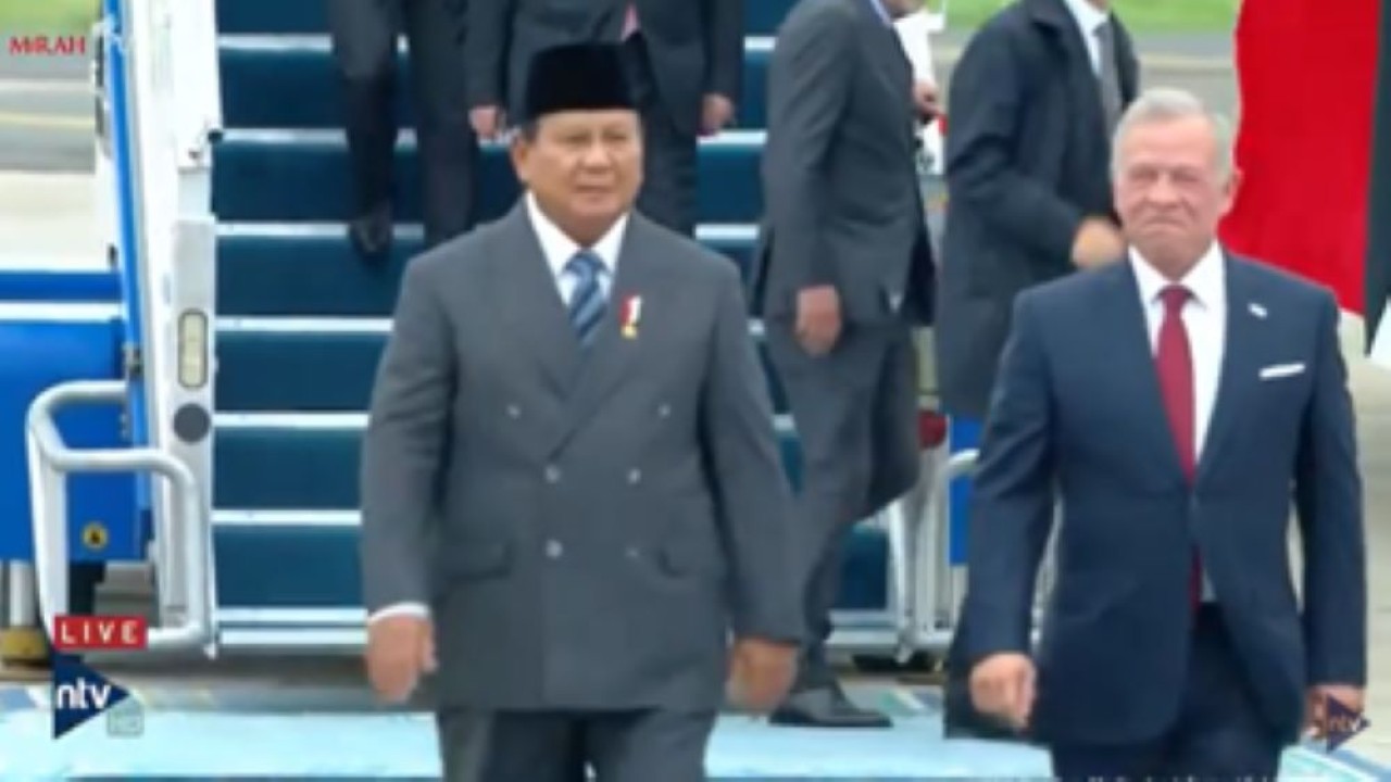 Presiden Republik Indonesia, Prabowo Subianto menyambut langsung kedatangan Raja Yordania, Raja Abdullah II bin Al-Hussein di Bandara Halim Perdanakusuma, Jakarta