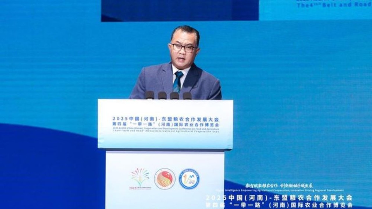 Rektor IPB University Prof Arif Satria menjadi pembicara kunci (keynote speaker) pada 2025 Asean-China Cooperation and Development Conference on Food and Agriculture, di Zhengzhou Henan, Tiongkok (13/10). Acara yang dibuka oleh Wakil Menteri Pertania (dok)