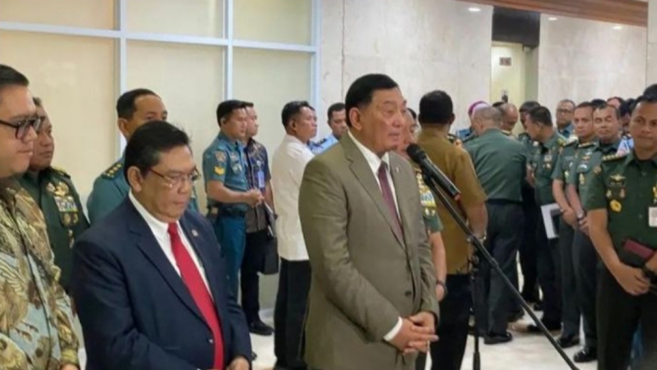 Menteri Pertahanan Sjafrie Sjamsoeddin saat jumpa pers usai mengikuti rapat dengar pendapat (RDP) dengan Komisi I DPR di gedung Parlemen, Senayan, Jakarta Pusat, Senin 24 November 2025 (ANTARA/Walda Marison) (Antara)