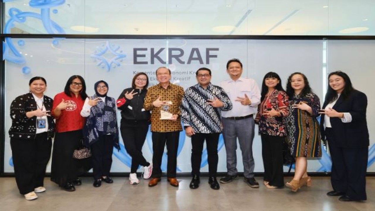 Menteri Ekonomi Kreatif/Kepala Badan Ekonomi Kreatif, Teuku Riefky Harsya (tengah), bersama Ketua Umum IKA NHI Bandung, Tantowi Yahya (keempat dari kanan), dan jajaran pengurus IKA NHI serta pejabat Kementerian Ekraf berfoto bersama usai audiensi di Kantor Kementerian Ekonomi Kreatif, Jakarta, Senin (10/11/2025). Pertemuan ini membahas roadmap kolaborasi strategis untuk memperkuat ekosistem ekonomi kreatif nasional, khususnya di sektor kuliner dan fesyen.