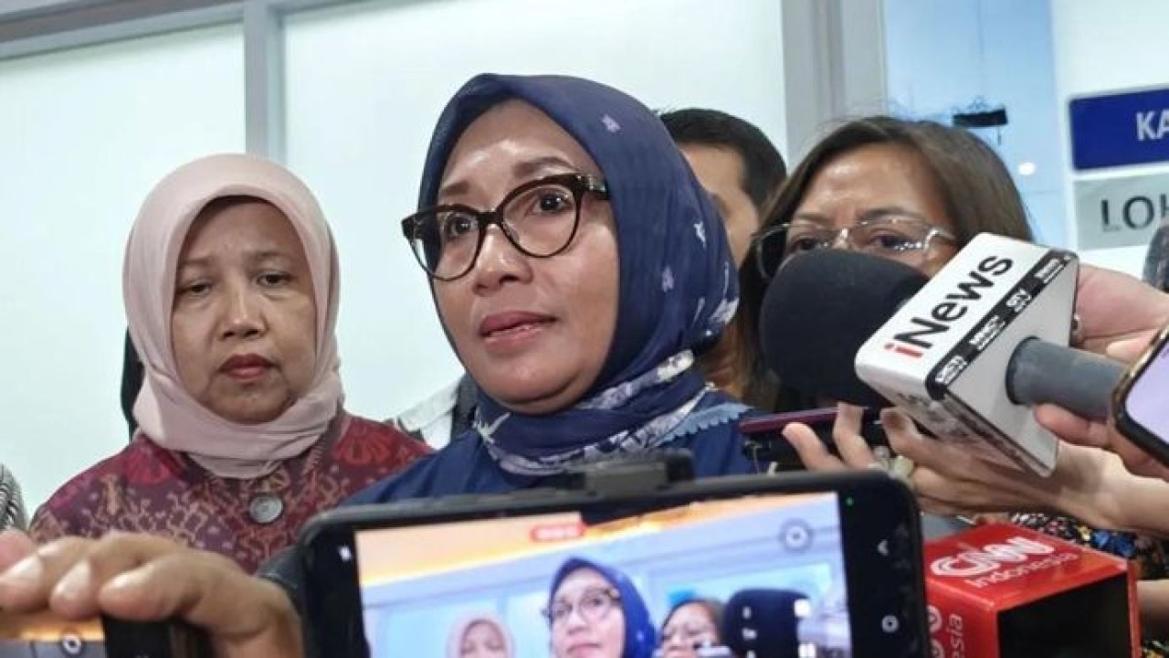 Menteri Pemberdayaan Perempuan dan Perlindungan Anak (PPPA) Arifah Fauzi menegaskan bahwa kegiatan belajar-mengajar di SMA Negeri 72 Kelapa Gading, Jakarta Utara, tetap akan berlangsung, meski dengan metode yang disesuaikan menyusul insiden ledakan pada Jumat, 7 November 2025.