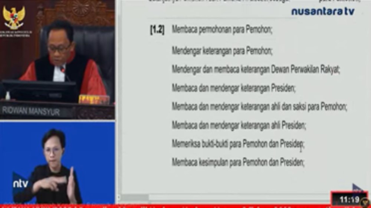 Hakim Konstitusi Ridwan Mansyur membacakan pertimbangan hukum Mahkamah terkait putusan larangan bagi polisi aktif untuk menduduki jabatan sipil