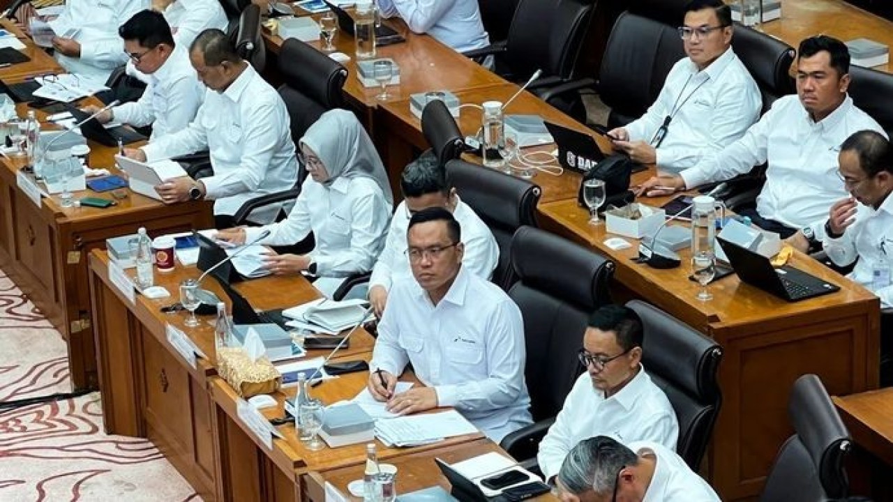 Direktur Utama Pertamina Simon Aloysius Mantiri dalam (tiga kanan) rapat kerja dengan Komisi XII DPR RI di Jakarta, Senin, 17 November 2025. ANTARA/Harianto. Direktur Utama Pertamina Simon Aloysius Mantiri dalam (tiga kanan) rapat kerja dengan Komisi XII DPR RI di Jakarta, Senin, 17 November 2025. ANTARA/Harianto. (Antara)