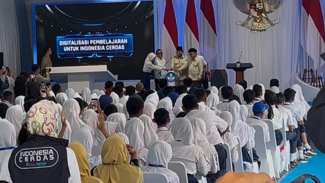 Prabowo Resmi Luncurkan Digitalisasi Pembelajaran untuk Indonesia Cerdas di SMPN 4 Bekasi Prabowo Resmi Luncurkan Digitalisasi Pembelajaran untuk Indonesia Cerdas di SMPN 4 Bekasi (NTVnews)