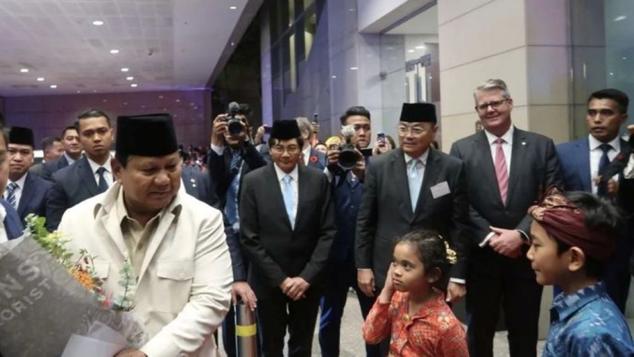 Presiden RI Prabowo Subianto menerima karangan bunga dari anak diaspora saat tiba di hotel tempat bermalam di Sydney, Australia, Selasa malam waktu setempat, 11 November 2025. (Foto: ANTARA/Mentari Dwi Gayati)