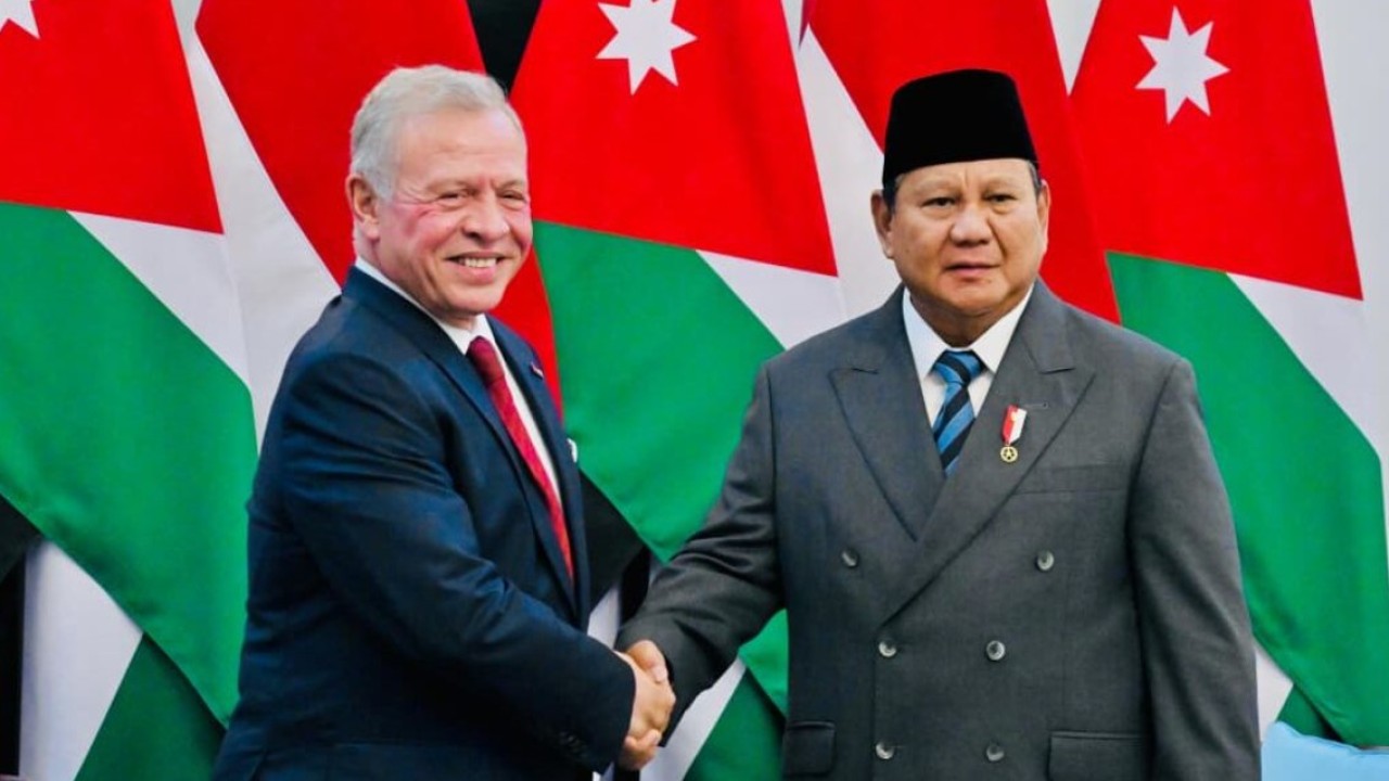 Presiden Prabowo Subianto menyambut Raja Kerajaan Yordania Hasyimiah, Raja Abdullah II ibn Al Hussein di Istana Merdeka, Jakarta, pada Jumat, 14 November 2025. (Foto: BPMI Setpres/Laily Rachev)