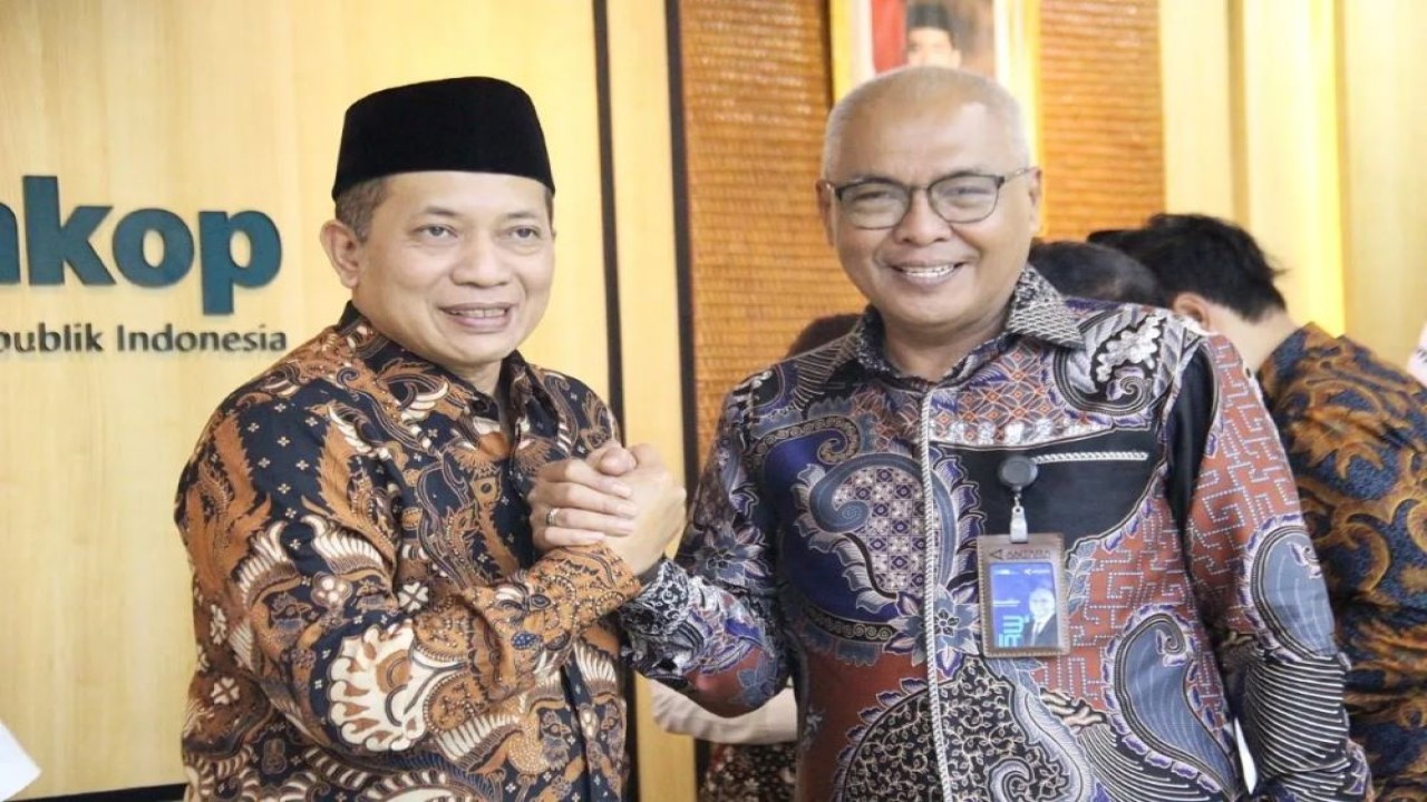 Menteri Koperasi Ferry Juliantono (kiri) bersama Ketua Umum PWI Pusat Akhmad Munir (kanan) dalam pertemuan dengan pengurus PWI Pusat di Kantor Kementerian Koperasi, Kuningan, Jakarta Selatan, Kamis (20/11/2025). (ANTARA/Dokumentasi Pribadi)