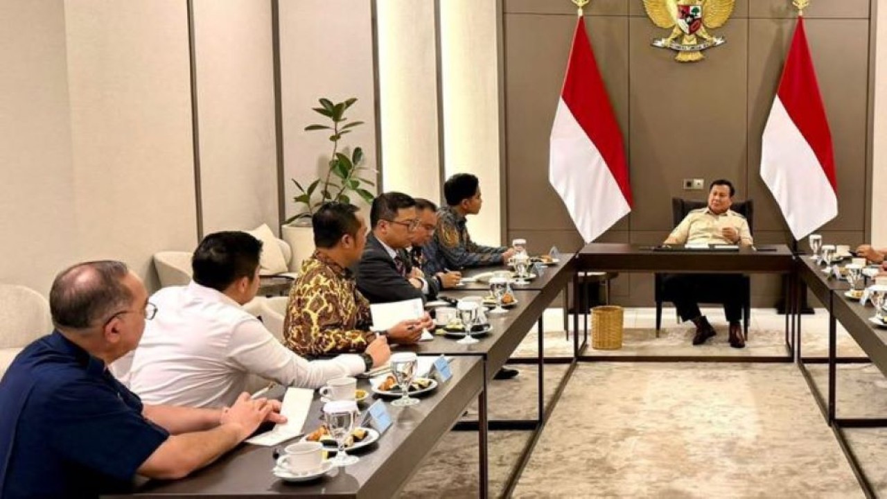 Presiden Prabowo Subianto menggelar rapat khusus di Pangkalan Udara Halim Perdanakusuma, Jakarta (Istimewa)