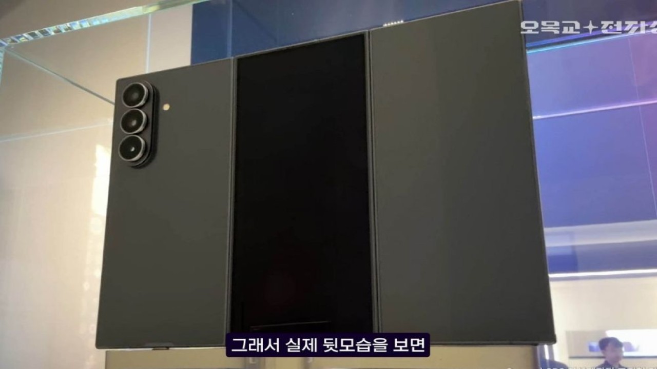 Samsung Galaxy Z TriFold telah dipamerkan dalam sebuah acara di Korea. (Foto: Istimewa via GSM Arena)