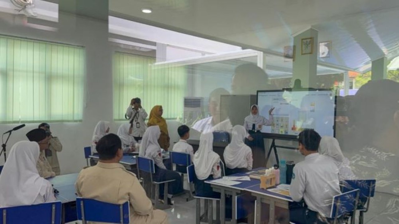 Prabowo Tiba dan Tinjau Langsung Digitalisasi Pembelajaran di SMPN 4 Bekasi (NTV)