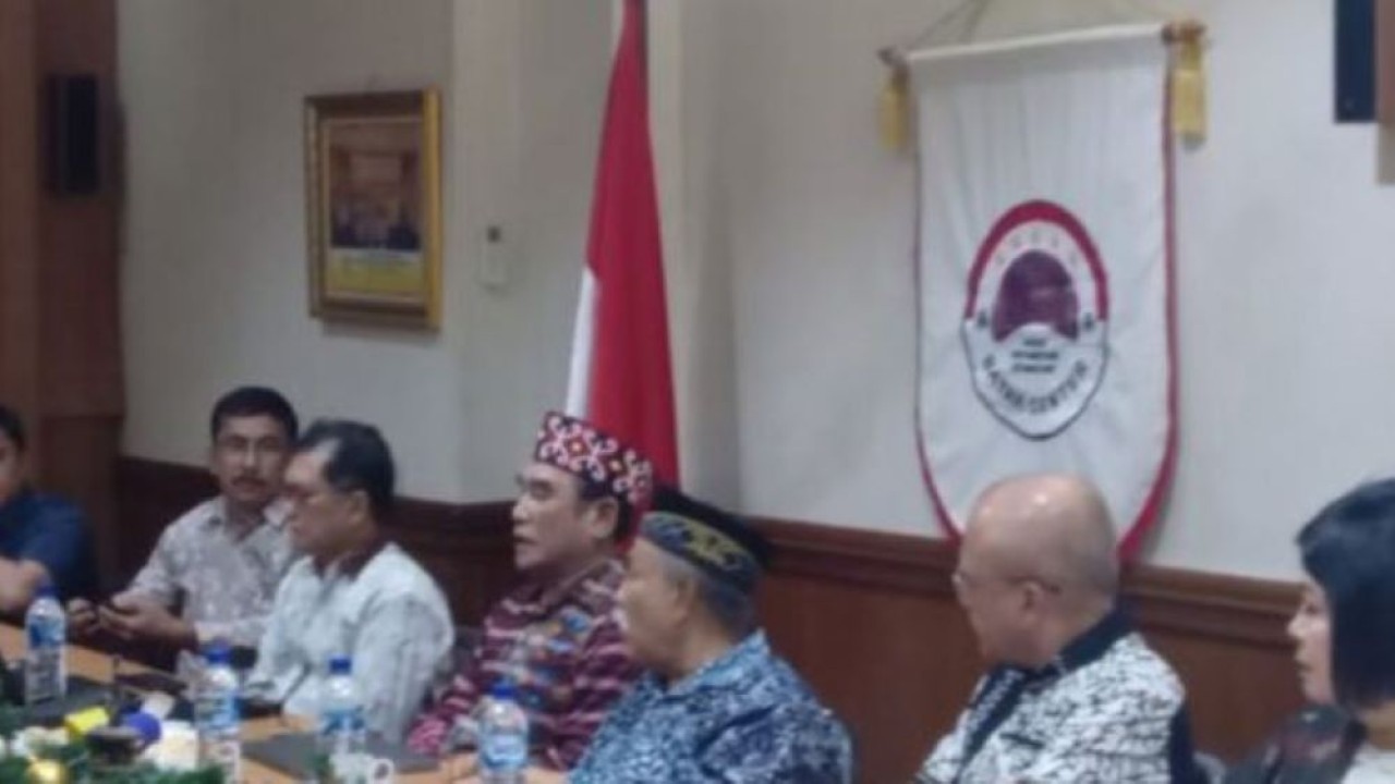 Jajaran pengurus Dewan Pengurus Nasional (DPN) Batak Center saat menggelar konfremso pers di Jakarta Minggu (23/11/2025). (Waspada.id/ Andy Yanto Aritonang) (waspada)