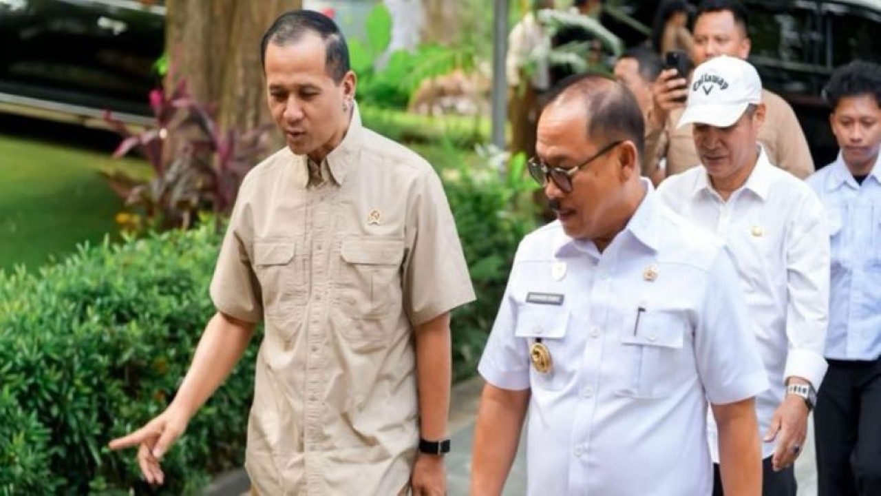 Menteri Transmigrasi M Iftitah Sulaeman dan Gubernur Sulbar Suhardi Duka (Diskominfo Sulbar)