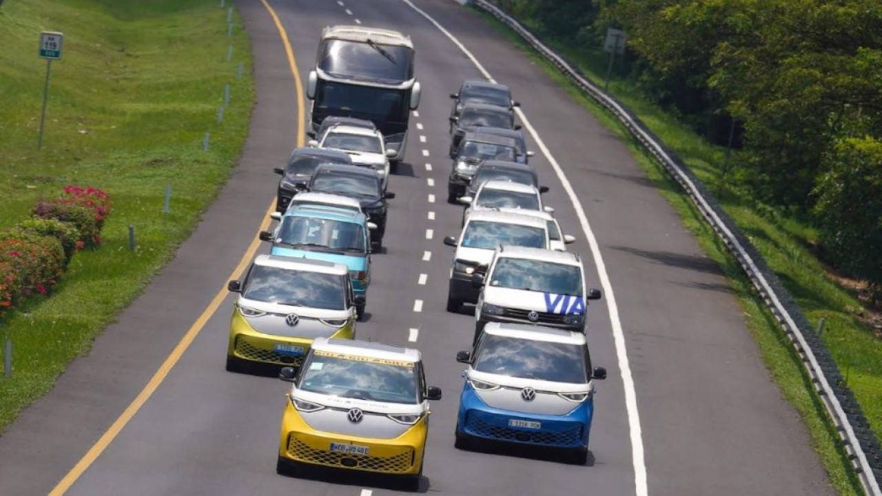 Volkswagen ID. BUZZ World Tour singgah di Surabaya, Jawa Timur. (Foto: Istimewa)