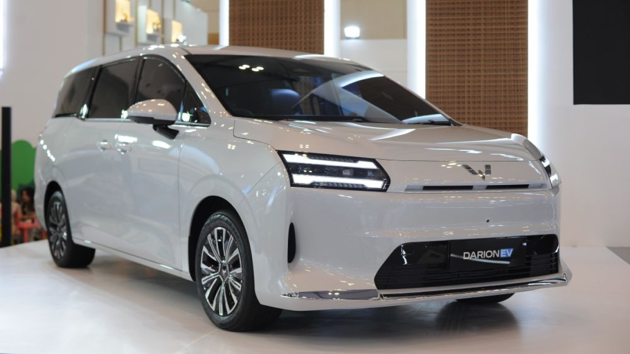 Wuling menggelar seremoni penyerahan unit sebagai simbol dimulainya distribusi Darion kepada konsumen di GJAW 2025. (Foto: Istimewa/Wuling Motors)