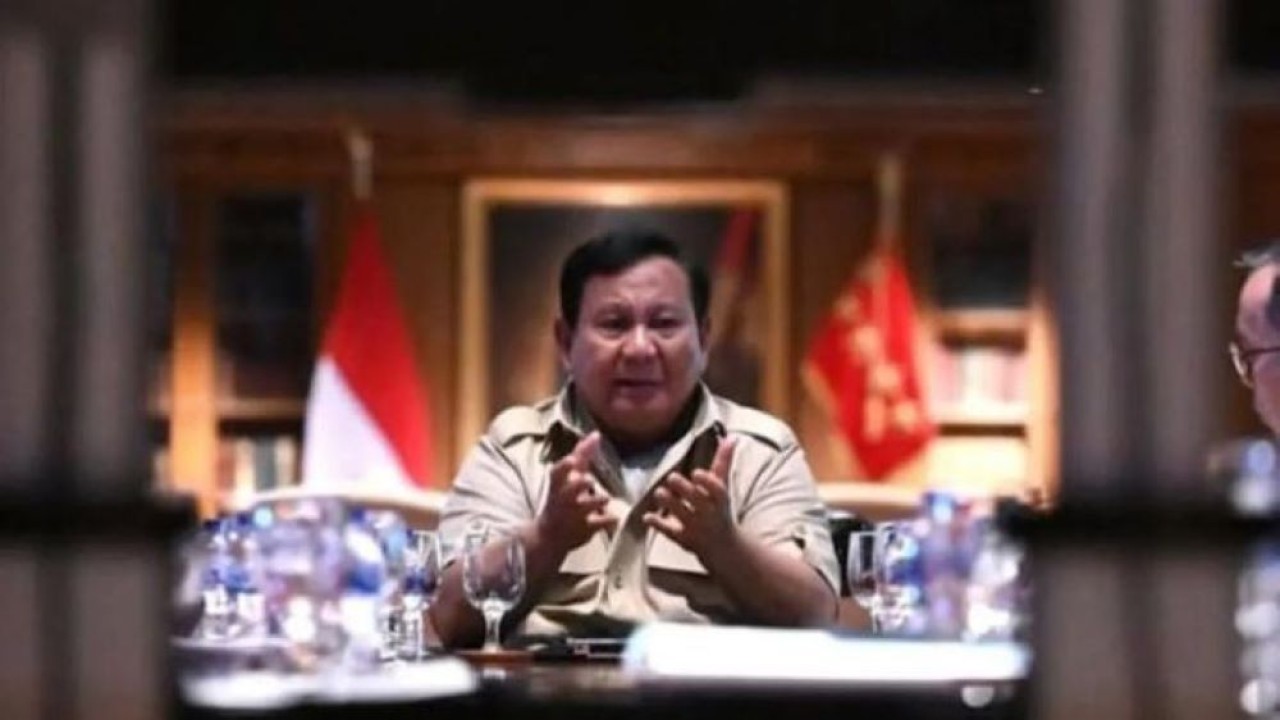 Presiden Prabowo Subianto dan jajaran menteri menggelar rapat di Hambalang, Bogor, Jawa Barat, Minggu 23 Novemer 2025 ANTARA/HO- BPMI Setpres. (Antara)