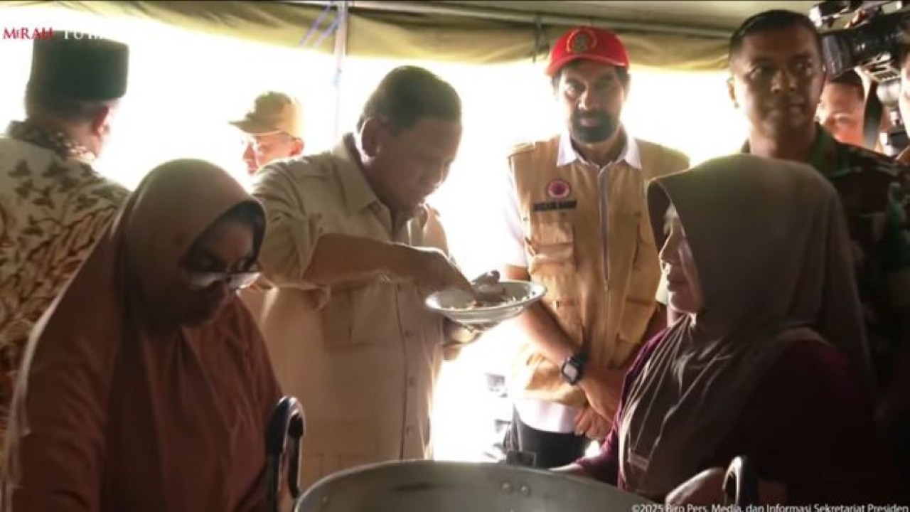 Momen Prabowo lahap cicipi makanan pengungsi Aceh saat tinjau lokasi bencana di Bireuen (Istimewa)