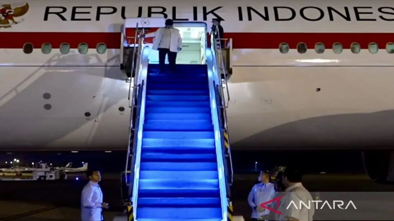 Presiden Prabowo Subianto menuruni anak tangga pesawat Garuda Indonesia-1 PK-GIG setibanya di Bandara Internasional Kualanamu, Kabupaten Deli Serdang, Sumatera Utara, Jumat (12/12/2025). ANTARA/HO-BPMI Sekretariat Presiden.