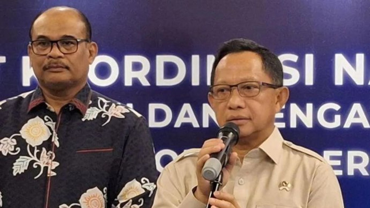 Menteri Dalam Negeri (Mendagri) Tito Karnavian (tengah) memberikan keterangan kepada wartawan usai menghadiri Rapat Koordinasi Nasional Pembinaan dan Pengawasan Tahun 2025 Inspektorat Jenderal (Itjen) Kementerian Dalam Negeri di Jakarta, Kamis (9/10/ (Antara)
