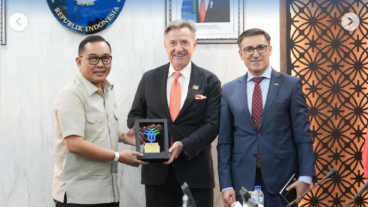 Wakil Menteri Investasi dan Hilirisasi/Wakil Kepala BKPM, Todotua Pasaribu dan Dubes Turki (Instagram)