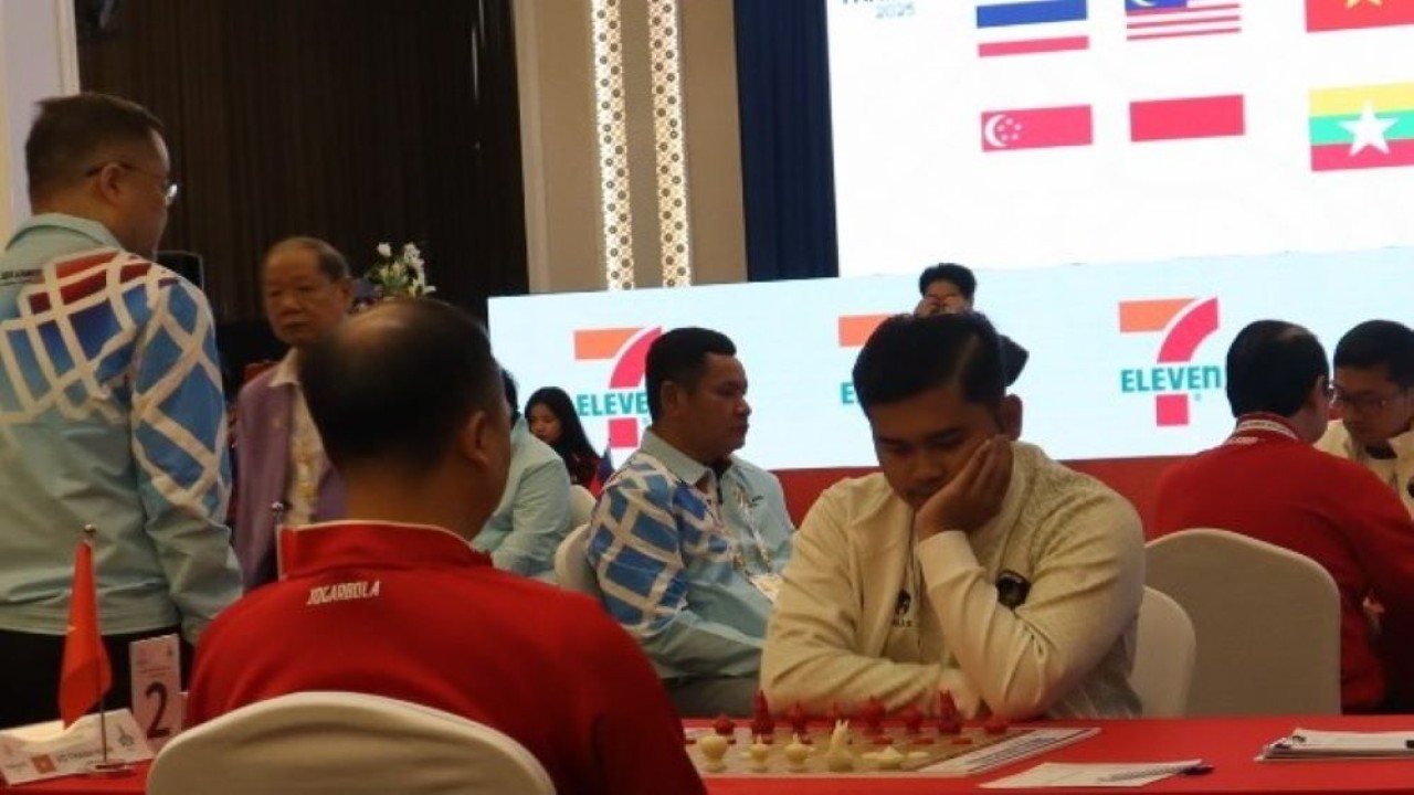 Novendra Priasmoro vs pecatur Vietnam pada babak semi final nomor Tim Campuran Catur Standar Makruk SEA Games 2025/Foto: Kristianus Liem