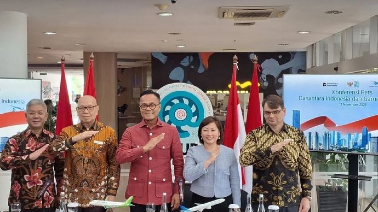 Chief Operating Officer (COO) Danantara Indonesia sekaligus Kepala BP BUMN Dony Oskaria bersama Direktur Utama PT Garuda Indonesia Tbk (GIAA) Glenny Kairupan dan jajaran direksi GIAA dalam konferensi pers di Garuda Sentra Operasi (GSO), Tangerang, Ba Chief Operating Officer (COO) Danantara Indonesia sekaligus Kepala BP BUMN Dony Oskaria bersama Direktur Utama PT Garuda Indonesia Tbk (GIAA) Glenny Kairupan dan jajaran direksi GIAA dalam konferensi pers di Garuda Sentra Operasi (GSO), Tangerang. (Antara)