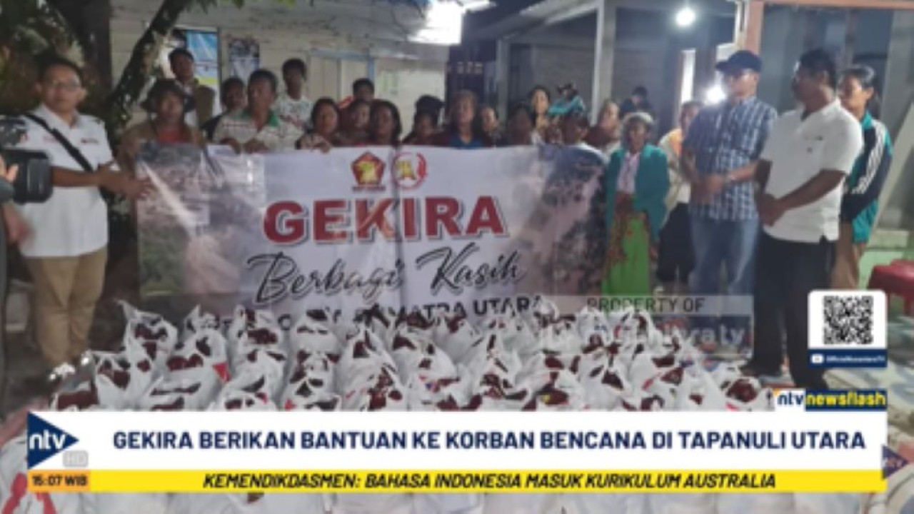 Pengurus Gekira menyerahkan bantuan sembako untuk korban bencana di Tapanuli Utara