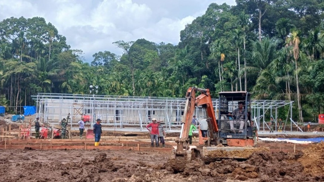 Target utama proyek ini adalah menyelesaikan pembangunan agar 193 unit Huntara siap difungsionalkan pada Kamis, 1 Januari 2026. (Foto: Istimewa)