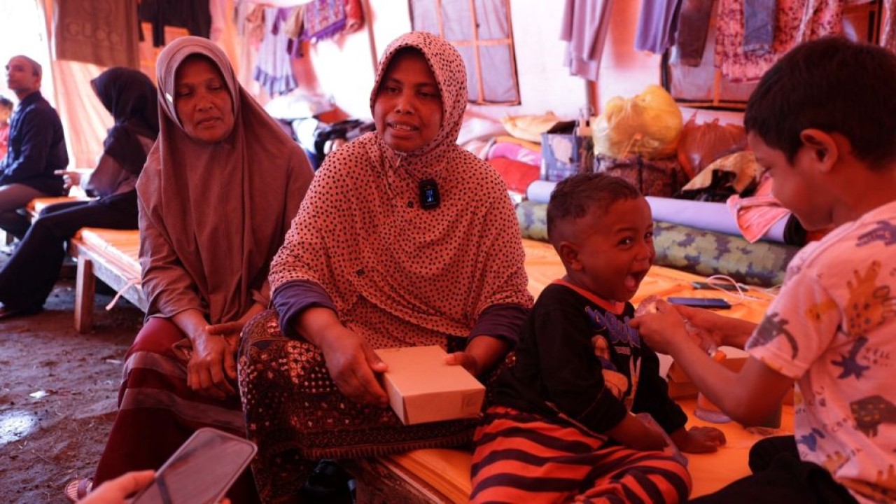 Cut Fitri bersyukur atas bantuan Makan Bergizi Gratis (MBG) yang mereka terima. (Foto: Istimewa)