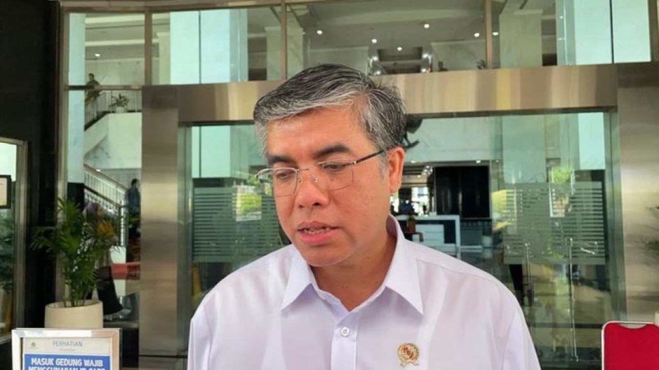 Menteri Ketenagakerjaan (Menaker) Yassierli merespons terkait besaran Upah Minimum Provinsi (UMP) yang akan diberlakukan pada 2026. (Foto: Ntvnews.id-Muslimin Trisyuliono)