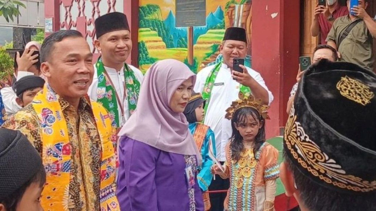Menteri Kependudukan dan Pembangunan Keluarga (Mendukbangga)/Kepala BKKBN Wihaji meninjau pelaksanaan Gerakan Ayah Mengambil Rapor (GEMAR) di SDN Pondok Bambu 11 di Jakarta, Jumat, 19 Desember 2025. (Foto: ANTARA/Tri Meilani Ameliya)