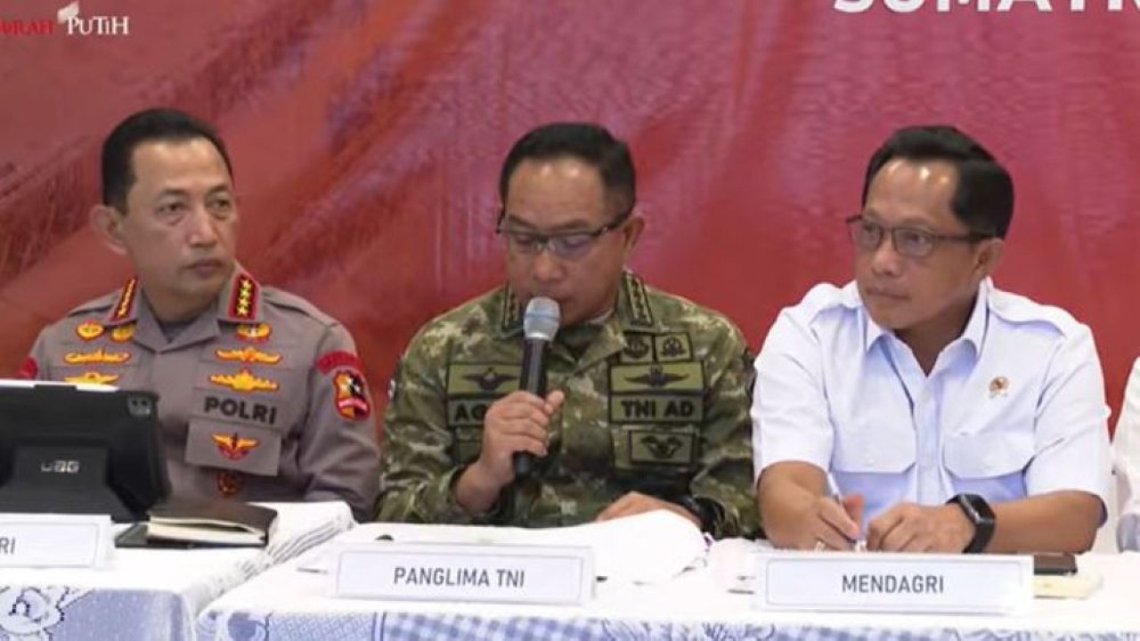 Panglima TNI Jenderal TNI Agus Subiyanto (tengah). (Foto: Youtube Sekretariat Presiden)