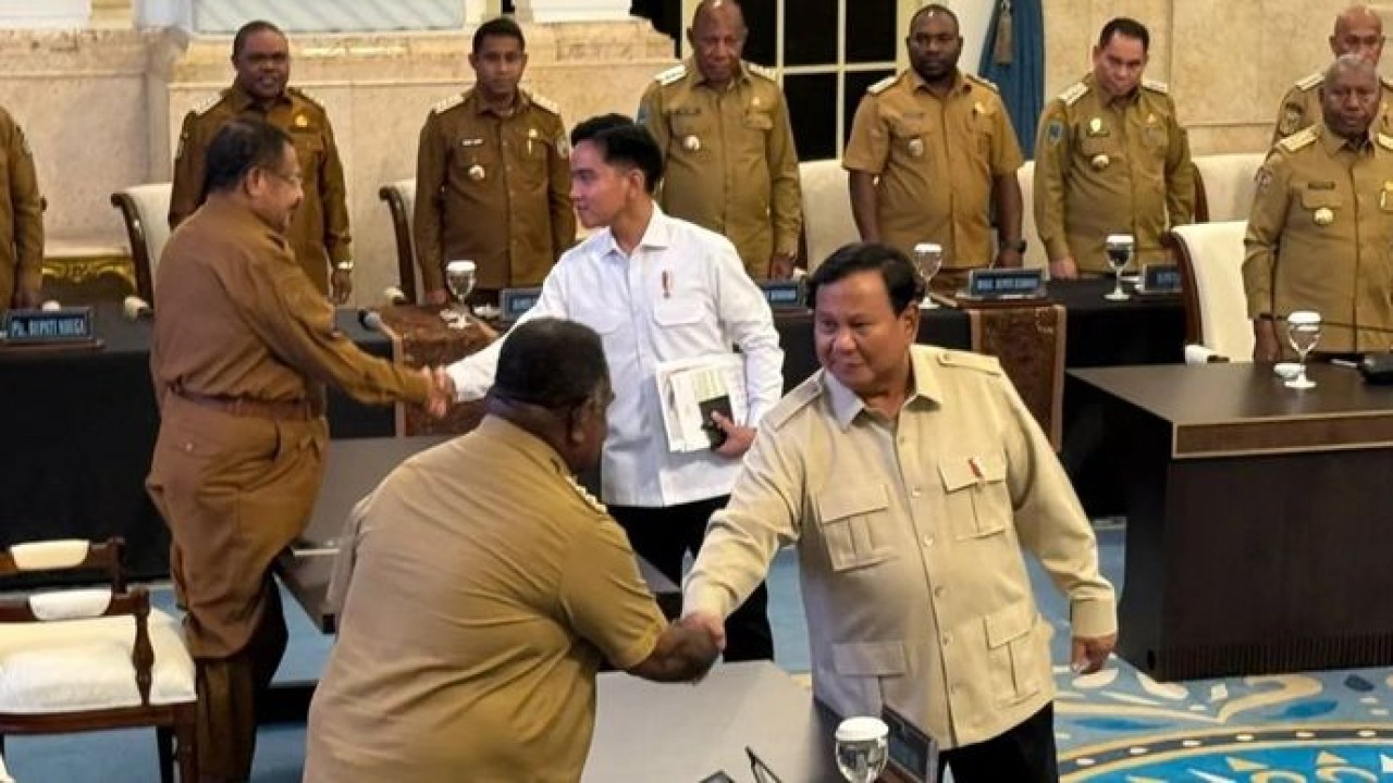 Presiden Prabowo Subianto memberikan pengarahan kepada kepala daerah se-Papua di Istana Negara, Jakarta, Selasa, 16 Desember 2025. ANTARA/Mentari Dwi Gayati (Antara)