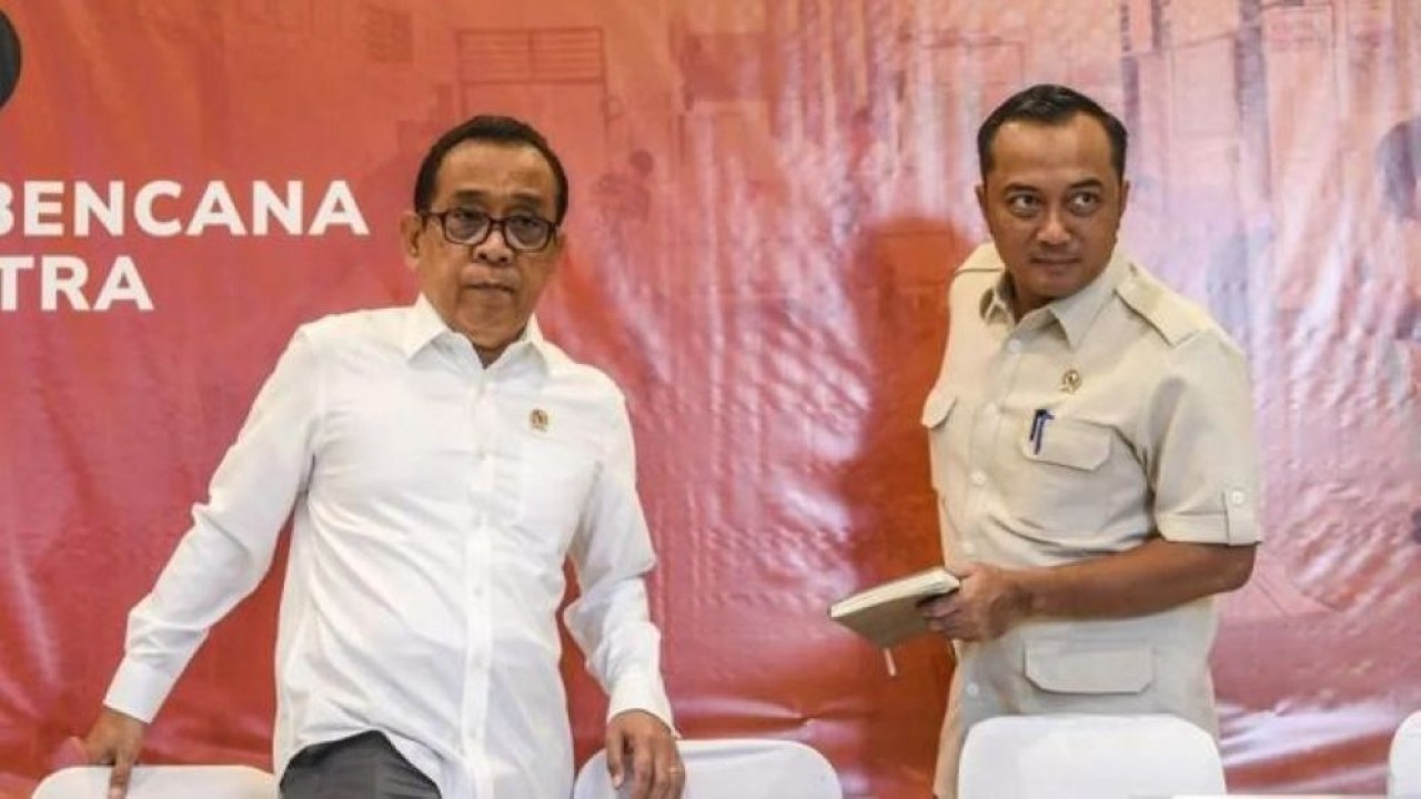 Menko PMK Pratikno (kiri) dan Mensesneg Prasetyo Hadi (kanan) bersiap menyampaikan keterangan terkait penanganan bencana Sumatra di Posko Terpadu Lanud Halim Perdanakusuma, Jakarta, Jumat 19 Desember 2025. (Foto: ANTARA FOTO/Galih Pradipta/sgd/pri)