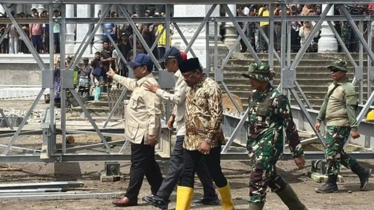 Presiden Prabowo Subianto (kiri) mengecek perakitan dan pemasangan jembatan bailey untuk menggantikan sementara Jembatan Teupin Mane yang putus karena banjir bandang di Kecamatan Juli, Kabupaten Bireuen, Provinsi Aceh, Minggu 7 Desember 2025. ANTARA/Genta Tenri Mawangi/pri. (Antara)