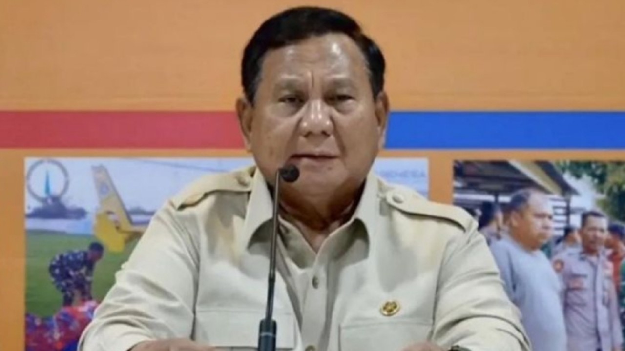 Presiden Prabowo Subianto memimpin rapat koordinasi penanganan dampak banjir bandang dan longsor di Aceh, Sumatera Utara, dan Sumatera Barat di Posko Terpadu Lanud Sultan Iskandar Muda, Kabupaten Aceh Besar, Aceh, Minggu 7 Desember 2025. ANTARA/HO-BPMI Sekretariat Presiden. (Antara)